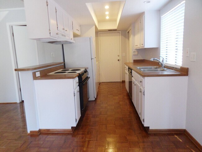 Building Photo - 2 BDRM TWNHSE AT POINTE TAPATIO