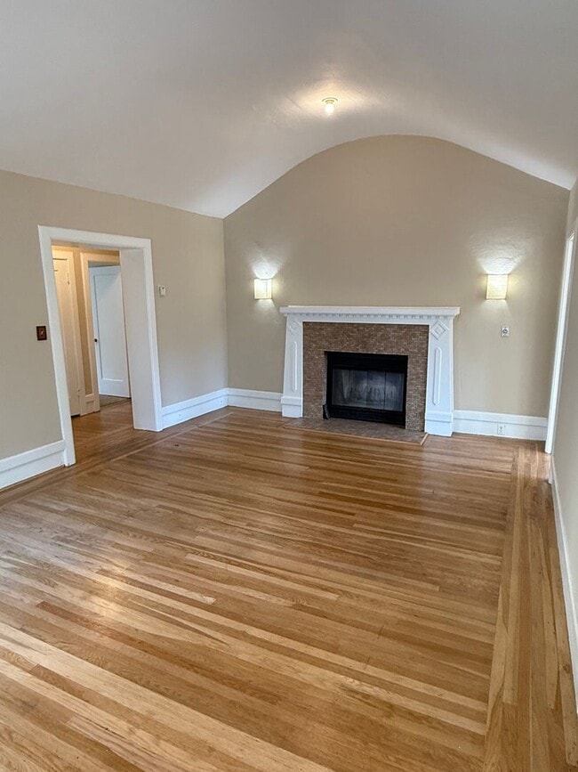 Building Photo - Great 2 Bedroom Rental Home in Crocker Highland District