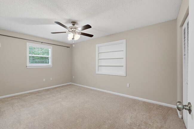 Building Photo - Quiet neighborhood, Centrally located, 3 bedroom 2 bath home in NW