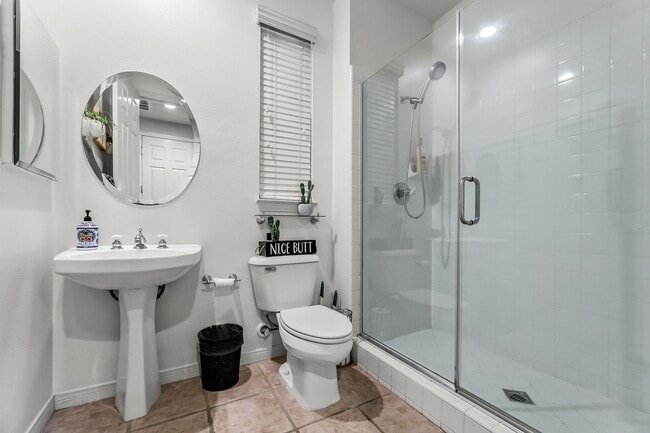 Building Photo - 4 Bedroom Home in the Beautiful Bridgeport Community!