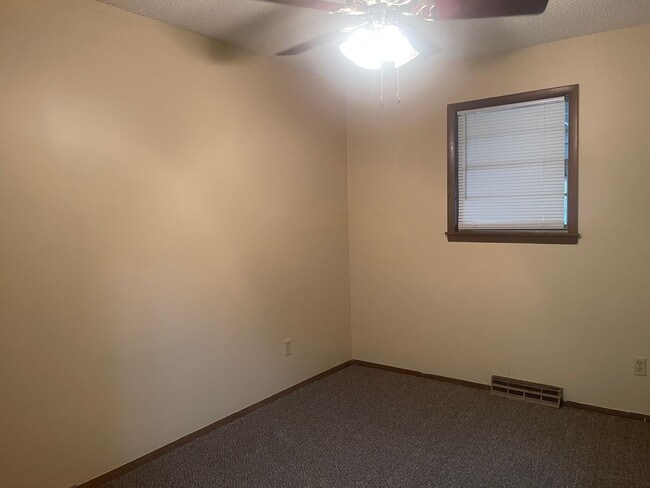 Building Photo - 3 Bedroom with 3 live areas + Office!