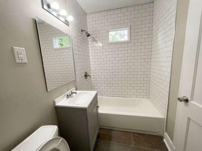 Building Photo - Charming & Fully Refreshed 2BR/1BA Near the University District – Move-In Ready!