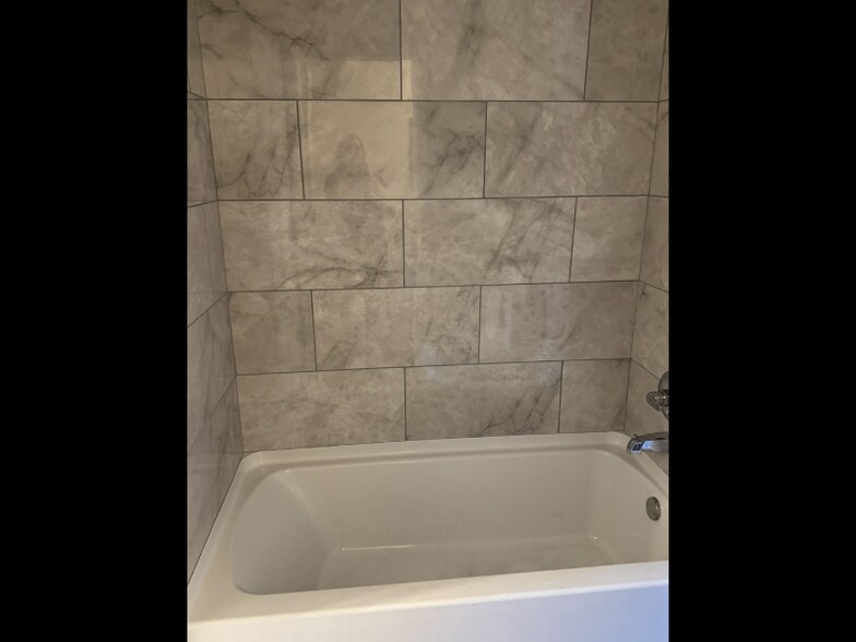 Building Photo - 515 Basswood Ave