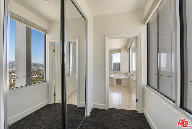 Building Photo - 5670 Wilshire Blvd