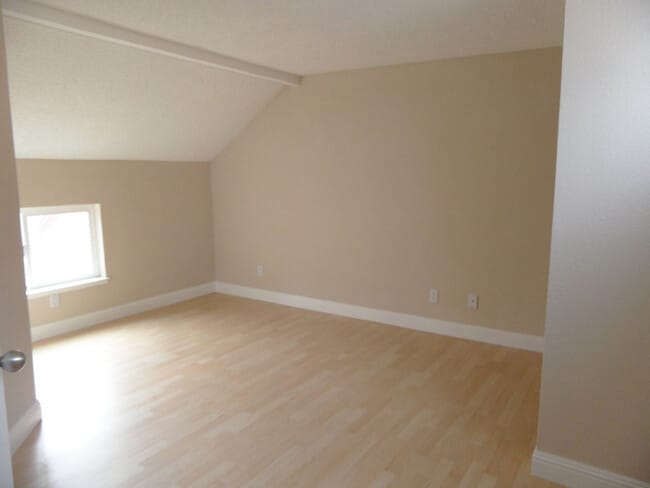 Building Photo - 3 bed/2 bath Upstairs condo! Hardwood floor, full kitchen, washer/dryer