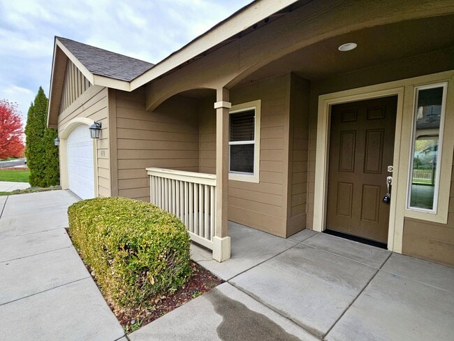 Building Photo - Open, One-Level Living- 4 Bedroom, 2.5 Bath Richland Home with Spacious Backyard