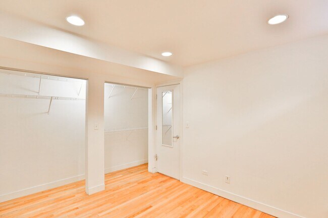 Building Photo - Amazing Noble Square Large (1600 s.f.) 3 Bedroom 2 Bath Duplex