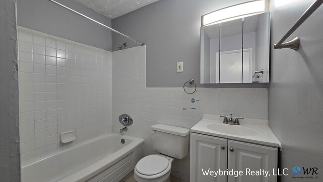 Building Photo - Beautiful 3 Bedroom 2 Full Bath Home Locat...