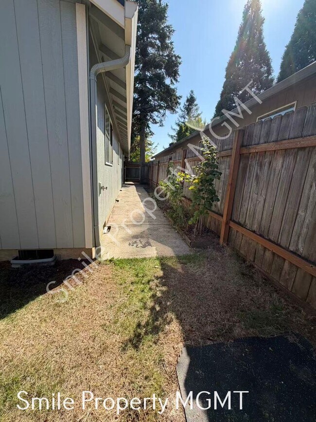 Building Photo - 963 Rodan Ave SE