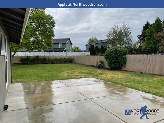 Building Photo - Gorgeous Newly Update 3 Bedroom 2 Bath Home in Friendly Central Point