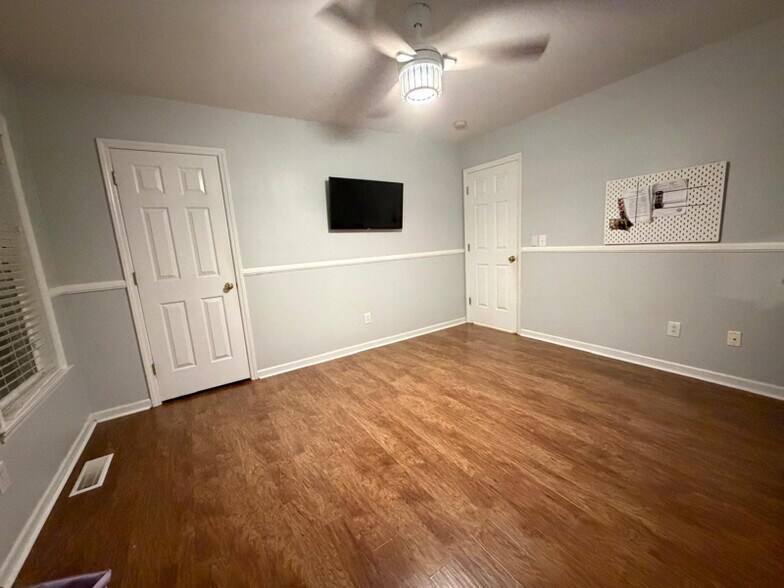 Building Photo - 5933 Old Plank Rd