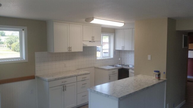 Building Photo - 2-bedroom House Plus Bonus Room & 1.5 bath...