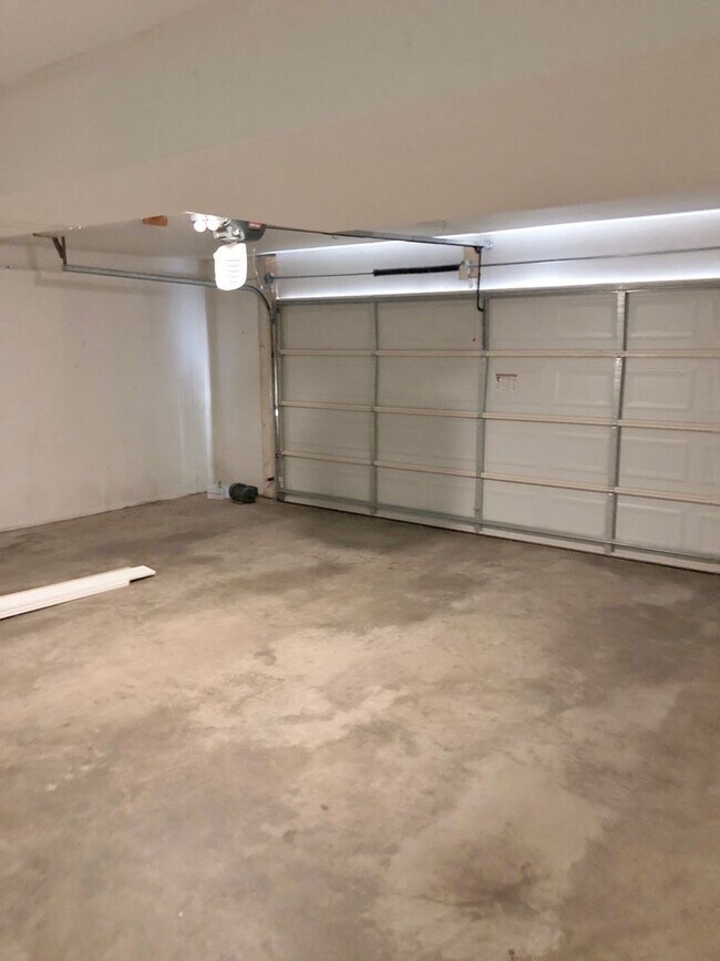 Building Photo - Spacious Potomac Beauty backs to Golf Course