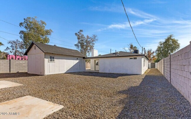 Building Photo - 2320 E Whitton Ave