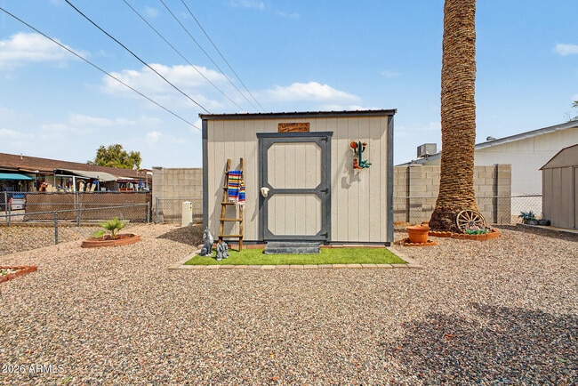 Building Photo - 410 N 56th Pl