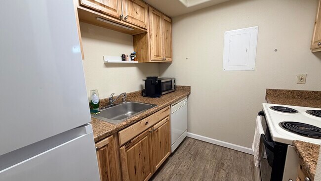 Building Photo - 4660 Reka Dr