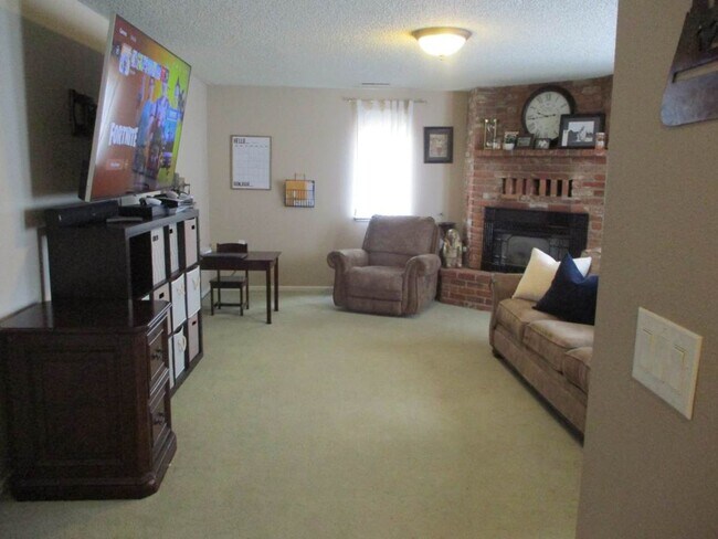 Building Photo - 3 Bedroom, 2.5 bathroom split level home in University Place