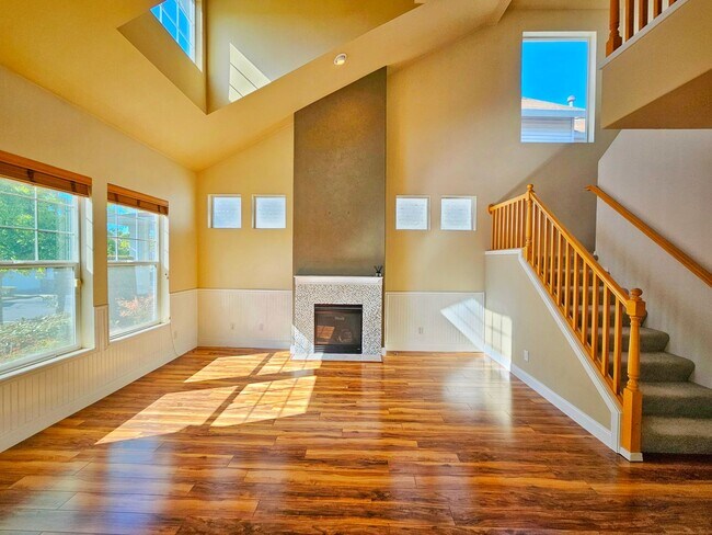 Building Photo - Charming 3 Bed 2.5 Bath 2 Story Home in Beautiful Lakeland, Auburn