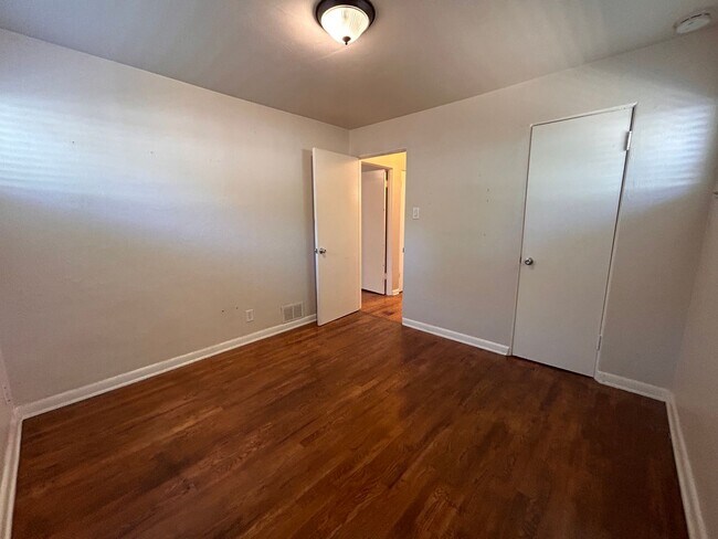 Building Photo - $0 DEPOSIT OPTION. CHARMING 2BED/1BATH DUPLEX NEAR SLOAN LAKE!!