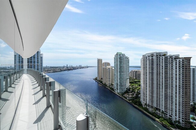 Building Photo - 300 Biscayne Blvd Way