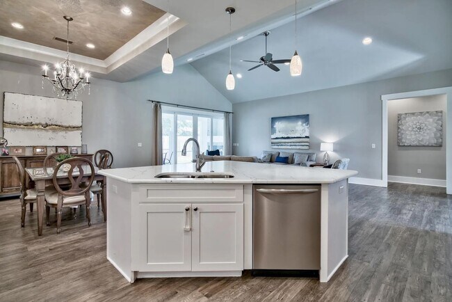 Building Photo - Spacious 4-Bedroom Home for Long-Term Leas...