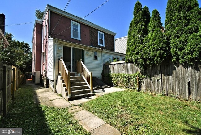 Building Photo - 242 E 8th Ave