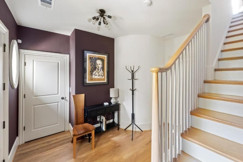 Building Photo - 691 Fraser St SE