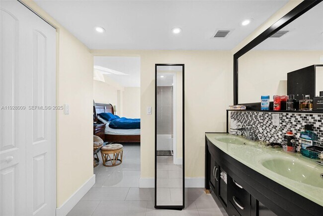 Building Photo - 100 Bayview Dr