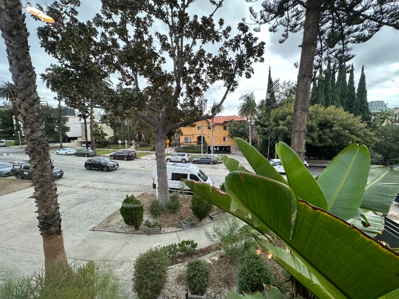 Building Photo - 2021 Beachwood Dr