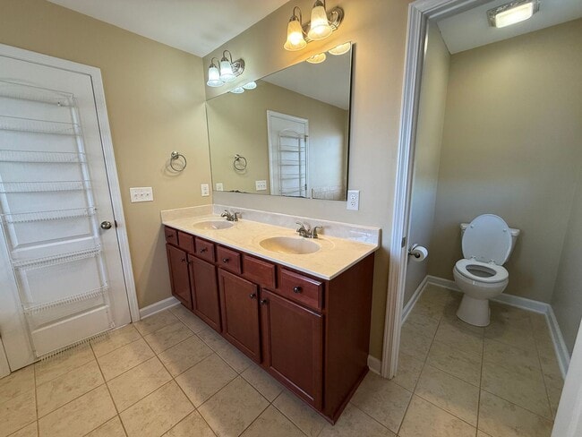 Building Photo - Beautiful 4 bedroom, 3.5 house