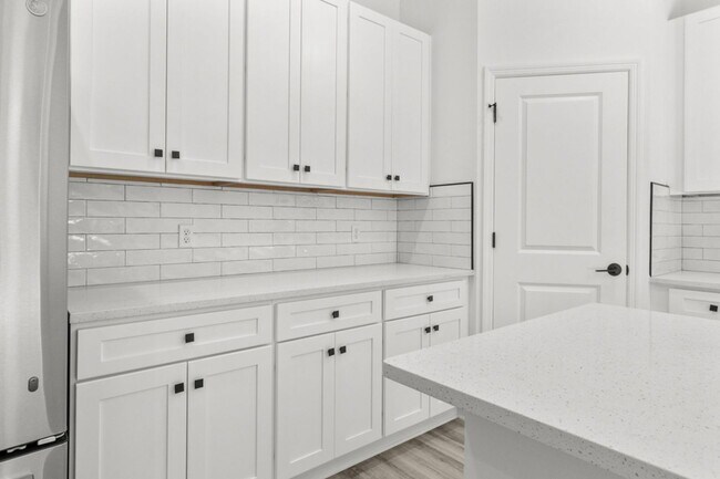 Building Photo - 529 Knapp St