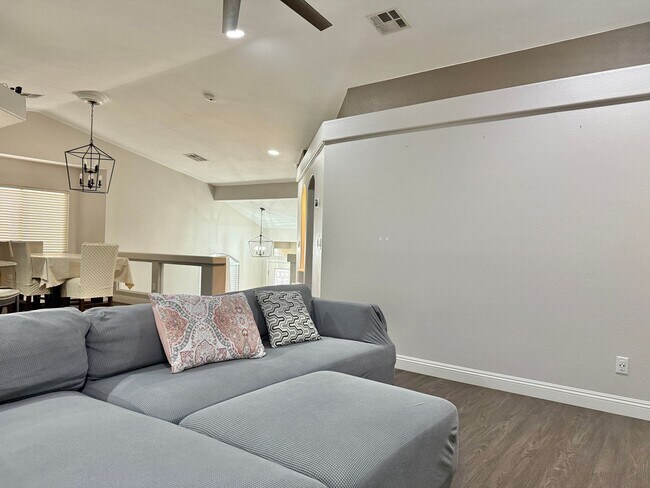 Building Photo - Charming Cul-de-Sac Home with Bonus Room & Backyard