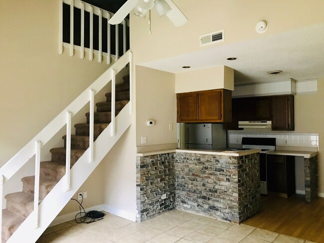 Building Photo - Cozy 2 Bedroom/2 Bath Condo - Super close ...