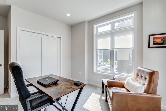 Building Photo - MOVE-IN READY TOWNHOUSE-STYLE CONDO IN ASHBURN