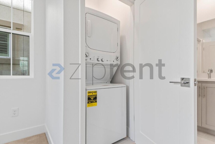 Building Photo - 37380 Watersail Way