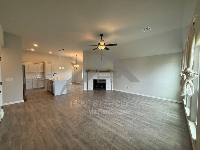 Building Photo - 921 S Appaloosa Ln