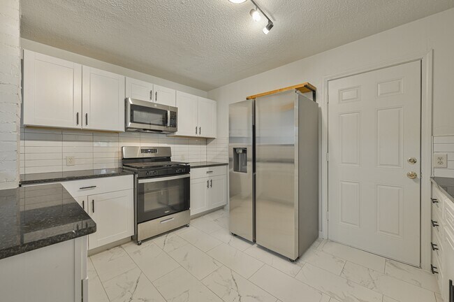 Building Photo - 713 NE 34th Terrace