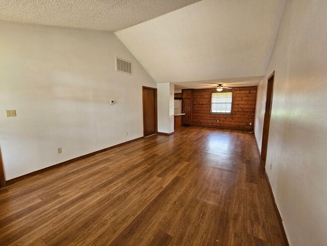 Building Photo - (2) Bed/(1) Bath Duplex in Noble Avail Ear...