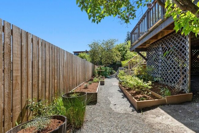 Building Photo - Charming AIR CONDITIONED Leschi Craftsman