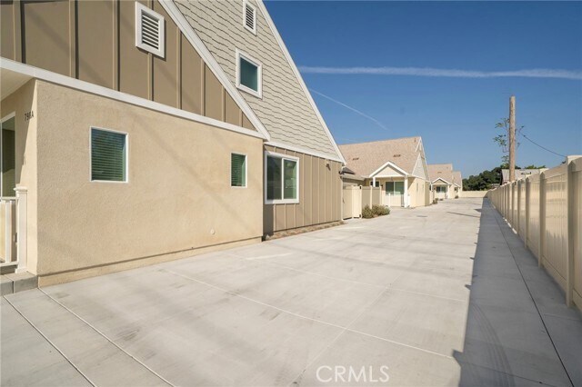 Building Photo - 800 N Amelia Ave