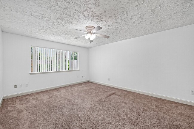 Building Photo - 15815 Thistledew Dr