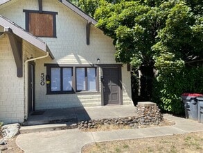 Building Photo - Nice 1 Bedroom 1 Bath Duplex