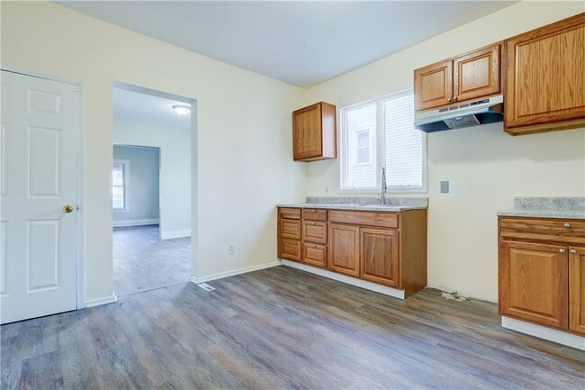 Building Photo - 461 Parsells Ave