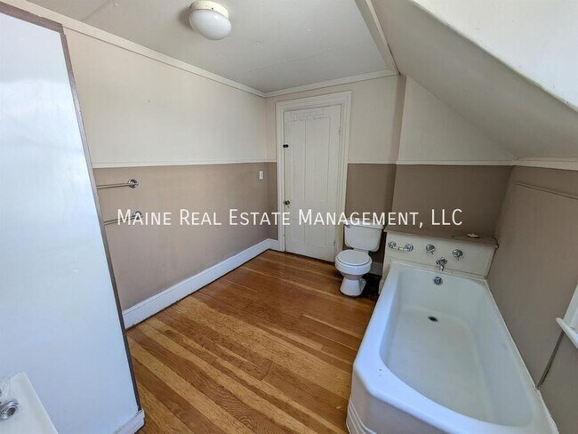 Building Photo - 15 Elm St