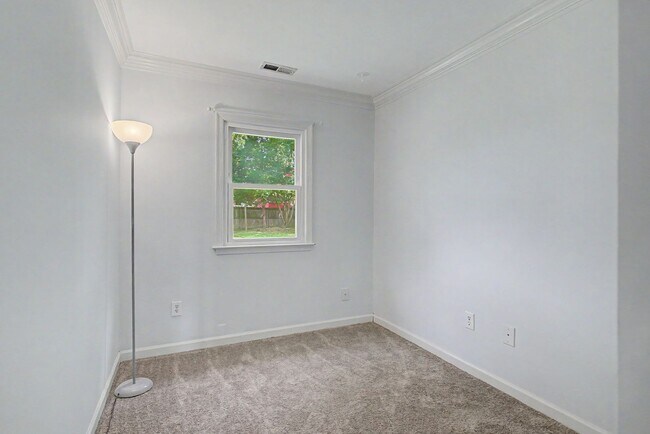 Building Photo - Updated 3-Bedroom Ranch with Fenced Yard!