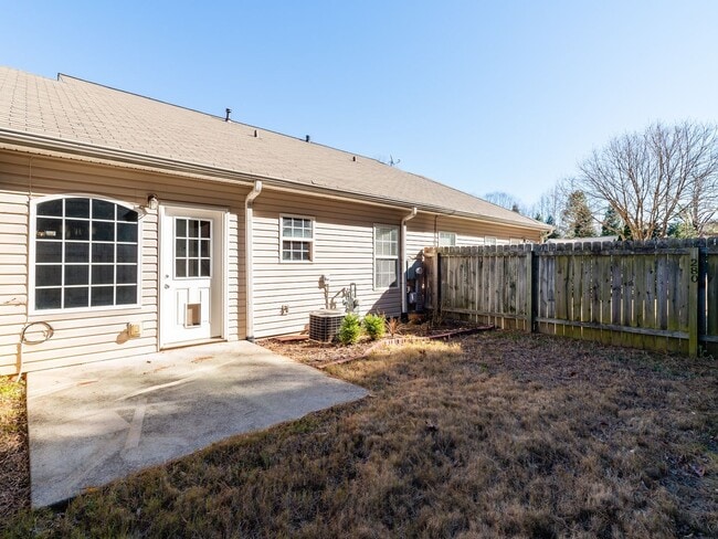 Building Photo - 2 Bedroom 2 Bath Garden Level Condo