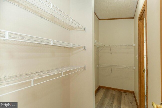 Building Photo - 202 N Teal Rd