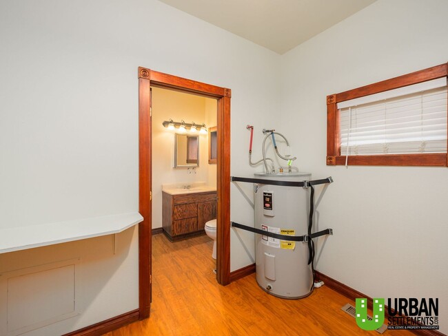 Building Photo - Downtown home for rent.