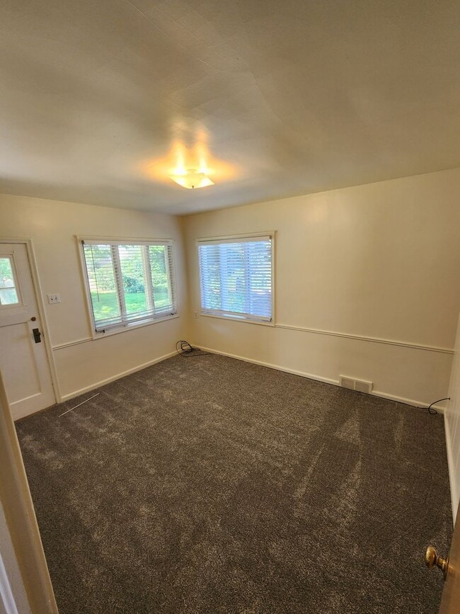 Building Photo - Three Bedroom Home; 1,800 sq ft, 2 car Garage