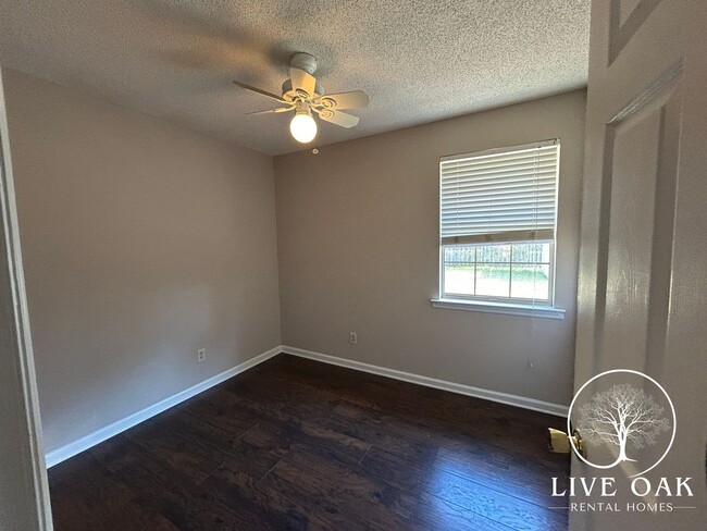 Building Photo - MOVE IN SPECIAL: $500 OFF 1ST MONTH'S RENT!**